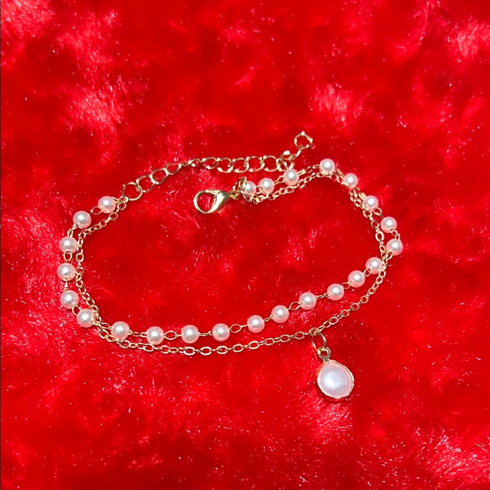 Elegant Gold and Pearl Women's Bracelet